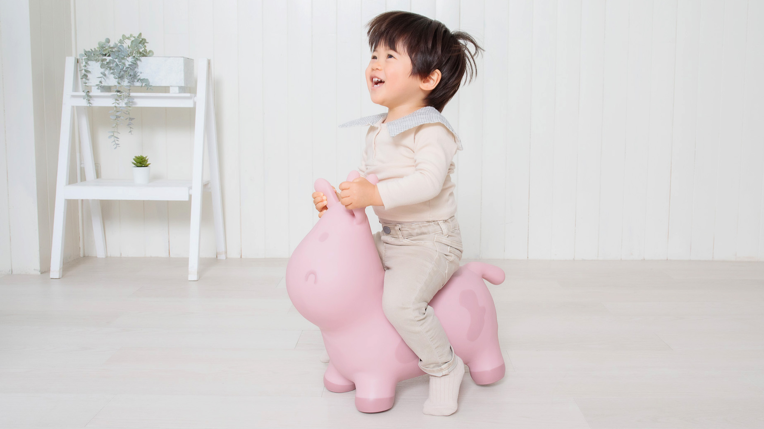 ピンクのバランストイで遊ぶ子ども