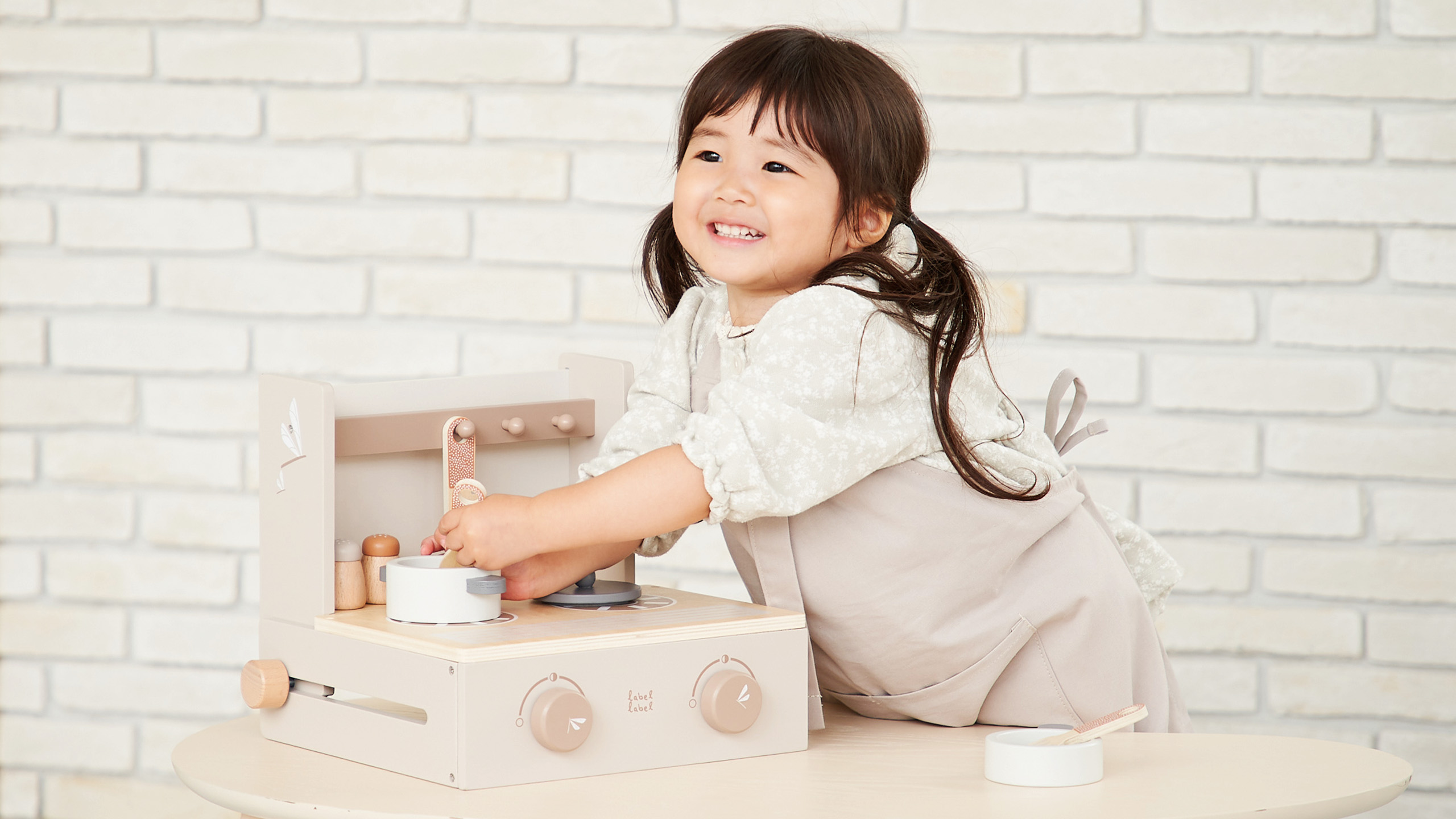 おままごとキッチンで遊ぶ女の子